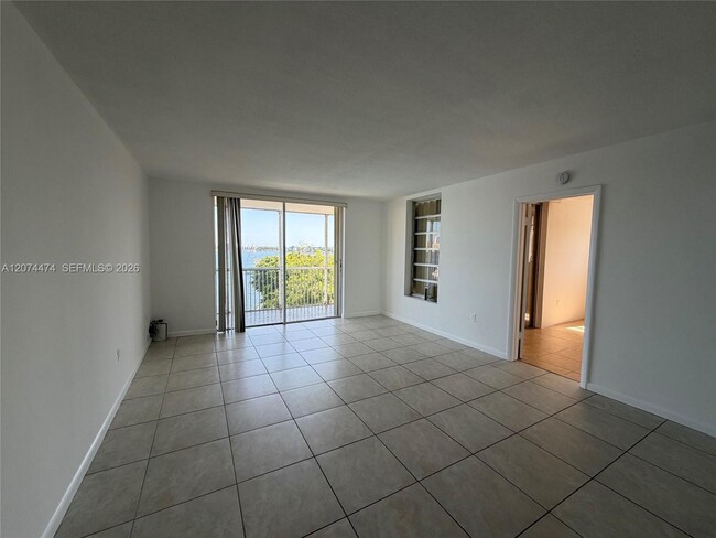Building Photo - 2910 Point E Dr Unit M514