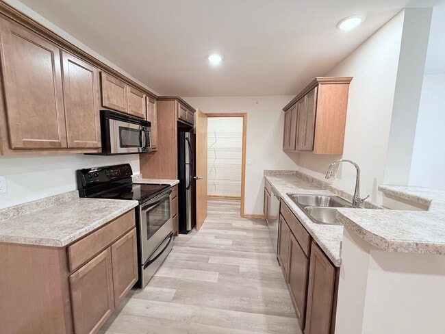 Building Photo - 2 Bed / 2 Bath Apartment in Madison, WI 53579 Unit 103
