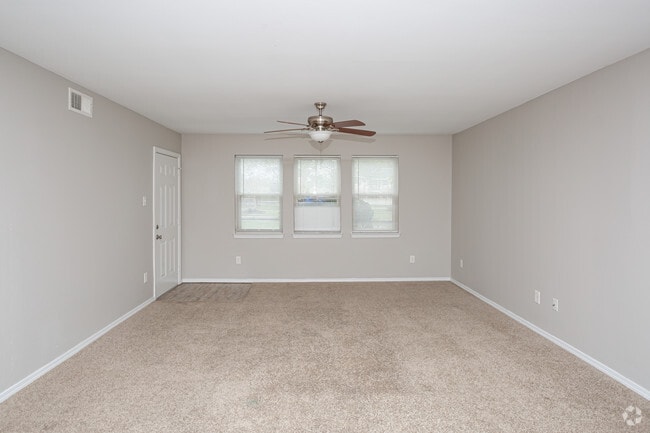 2 BR, 1 BA - 923 SF