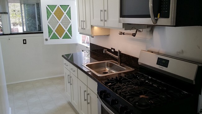 new kitchen with dutch entry door - 1209 Monterey Blvd Unidad 1209