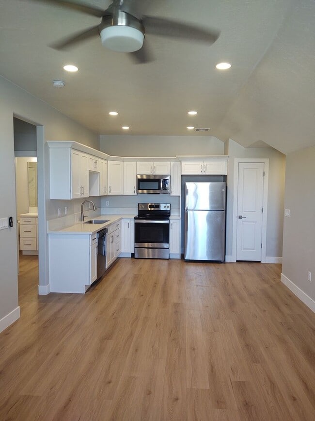 Building Photo - UTILITIES INCLUDED PERFECT 1 Bedroom 1 Bath