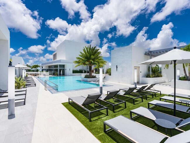 Soak up the Miami sun by Modera Riverside’s resort-style rooftop pool and lounge deck. - Modera Riverside