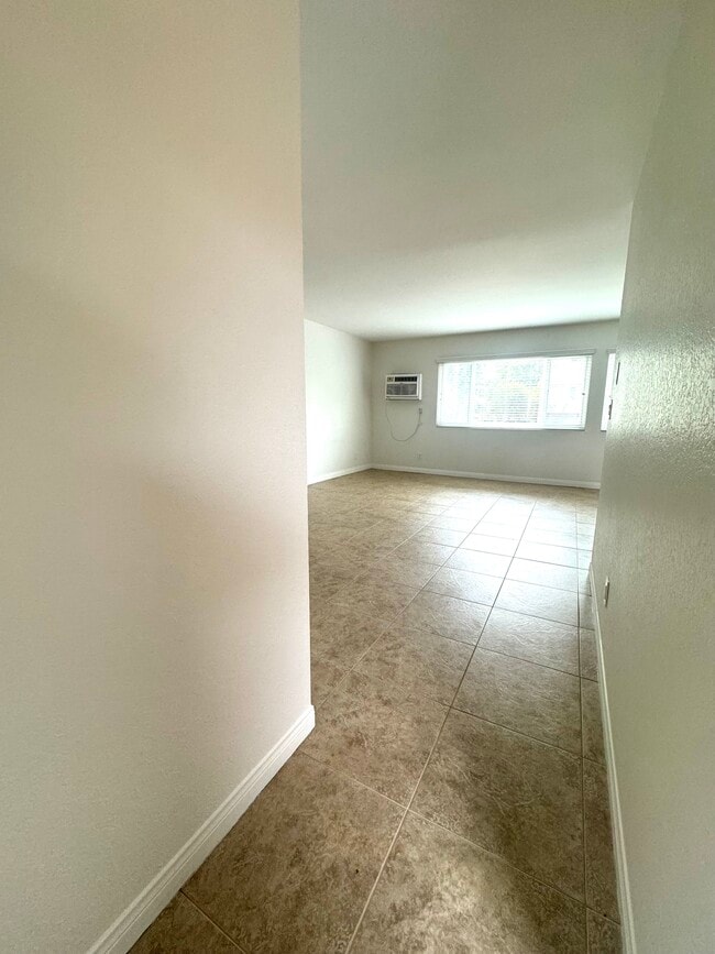 Photo - 18535 Saticoy St Unidad 205