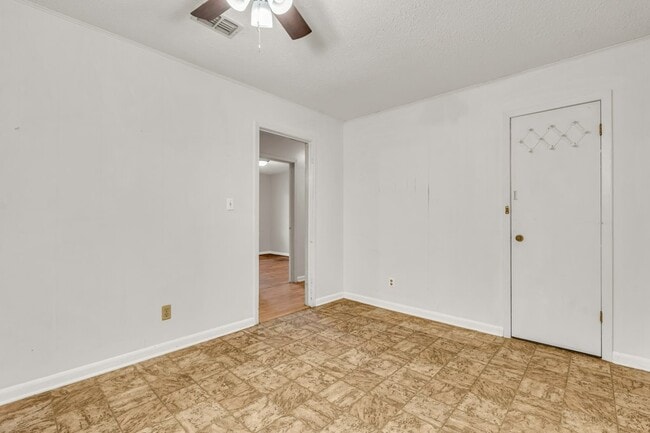 Photo - 711 Hemlock St