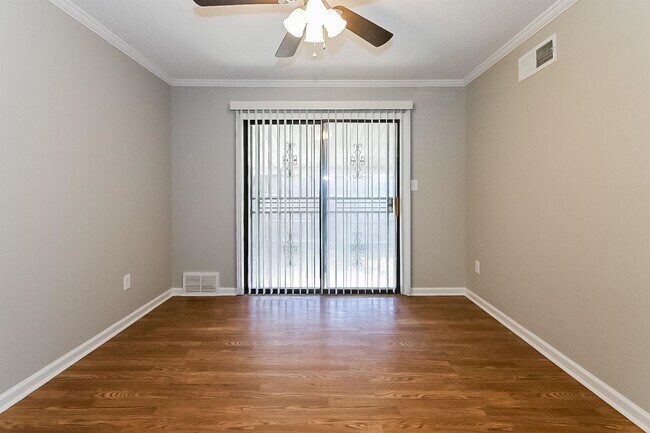 Photo - 1695 Myrna Ln