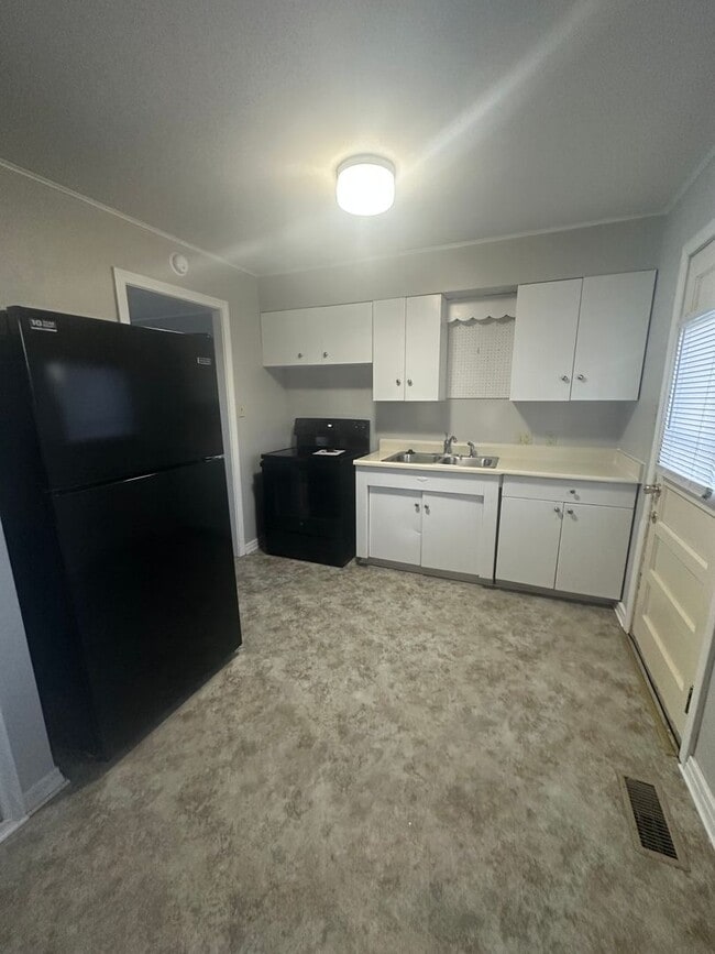 Photo - 2 Bedroom, 1 Bathroom House with Detached ...