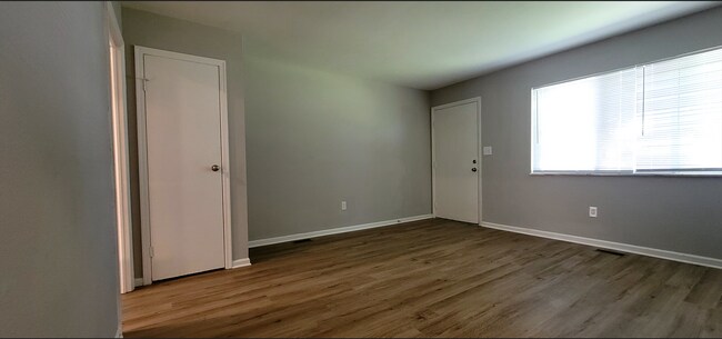 3030-3032 Creekview Circle
