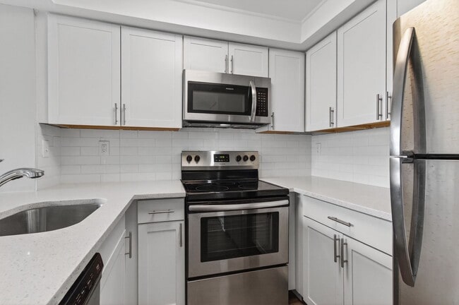 ONE BEDROOM ONE BATHROOM WITH LAKE VIEW!!! - ONE BEDROOM ONE BATHROOM WITH LAKE VIEW!!! Condo Unit 13