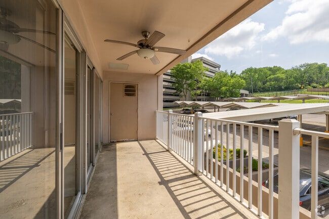 2BR, 2BA - 1,200SF - Balcony