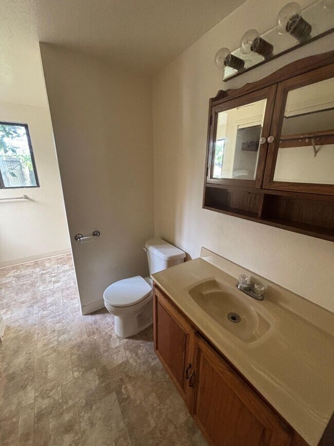 Photo - 210 S Railroad Ave Unidad D