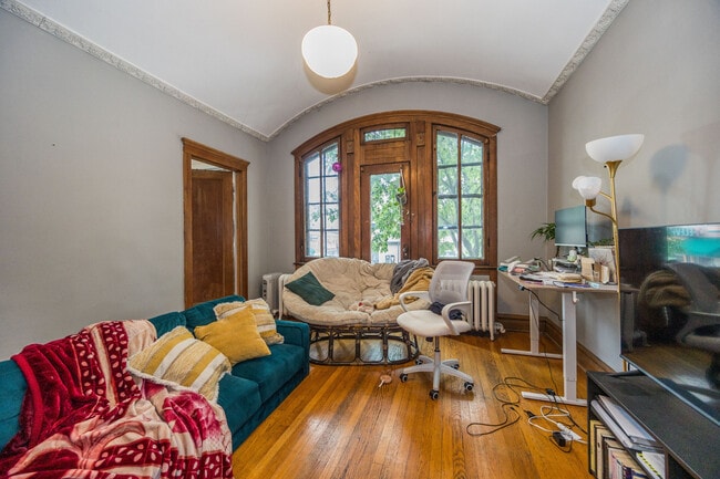 Photo - 2019 N Damen Ave