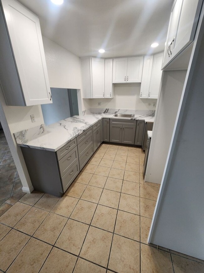 Available Now! 3 bed/ 2 bath condo - Available Now! 3 bed/ 2 bath condo Unit B