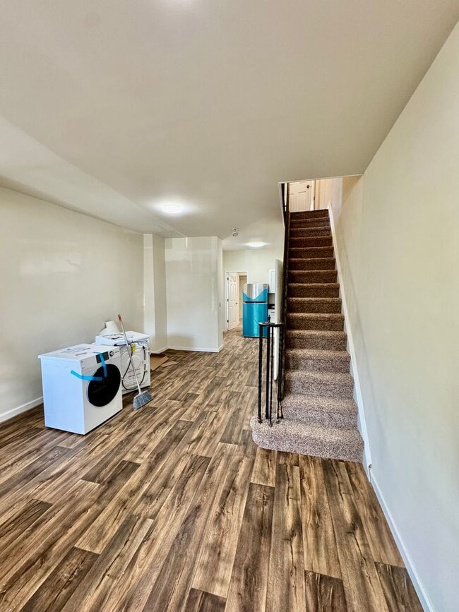 Spacious 4-Bedroom Home with Central Air a... - Spacious 4-Bedroom Home with Central Air a...