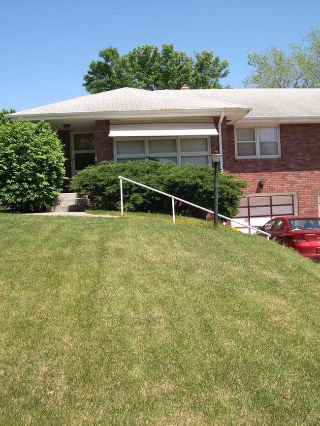 Building Photo - Duplex-Great neighborhood!