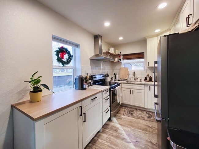 Photo - Beautiful 3/1 with gated driveway in Colonial Heights!