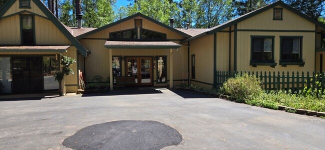 Building Photo - Spacious 3-bedroom, 2-bath multi-family home Unit F20183  B