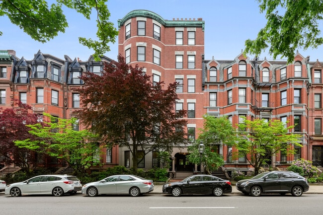 Classic brownstone on Commonwealth Avenue - 290 Commonwealth Ave Unit #B