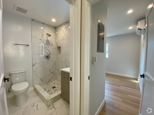 Building Photo - 3207 W 3rd St Rental