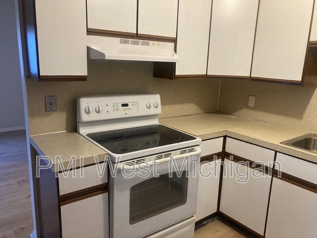 Photo - 6043 In the Pines Dr SE