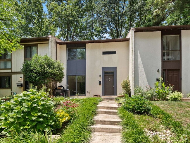 Building Photo - Spacious Reston Townhome in a Prime Centra...