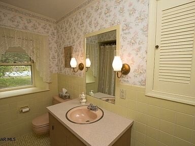 Upstairs bathroom - 14247 Lincoln Hwy