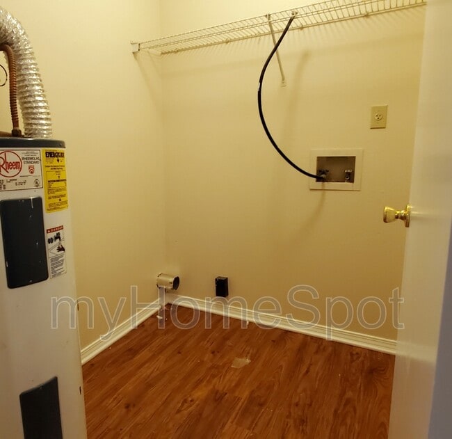 Photo - 425 Pine Crescent Way