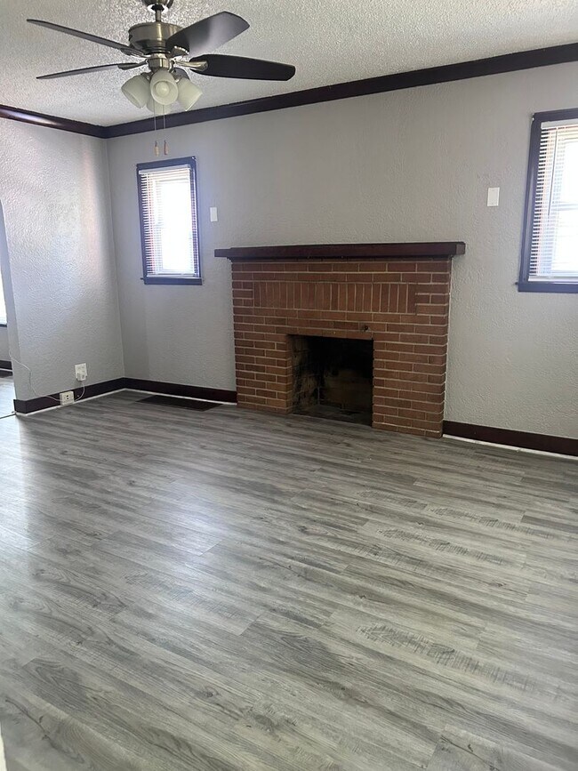 Photo - For Rent – 2 Bedroom | 1 Bathroom Aurora, IL 60505