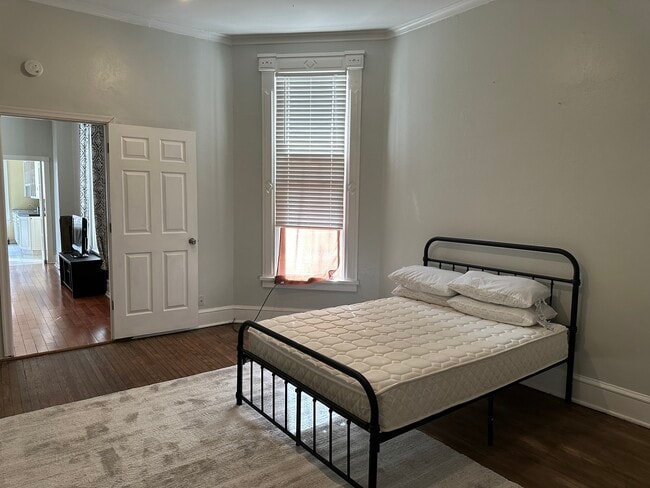 Building Photo - 624 Jefferson Ave Unit 1.2