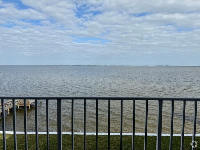 Building Photo - Directly on the River, what a view!! Rental