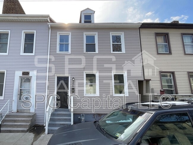 Building Photo - 246 Walnut St