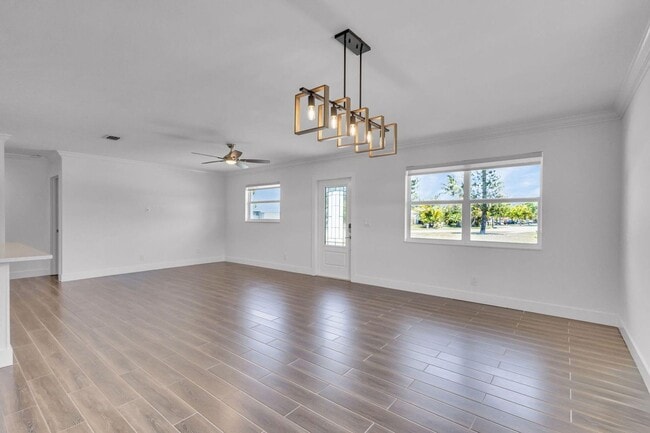 Photo - 204 W Whitney Dr