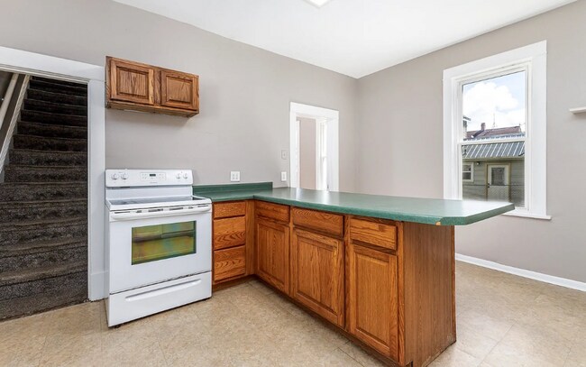 Photo - Charming 3-bedroom 1-bathroom single family house rental with a fenced in yard