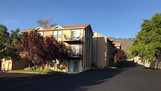Brentwood Apartments - Brentwood Apartments