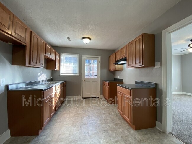 Photo - 3590 Bowen Ave