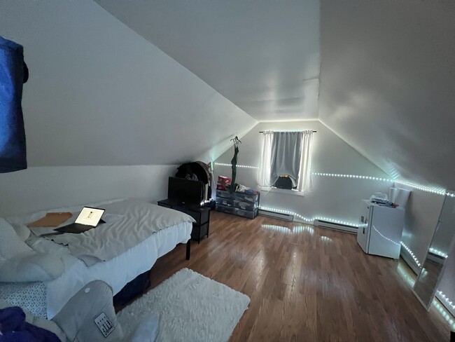 Upstairs Bedroom #1 - 74 N Allen St Apartamentos Unidad 2