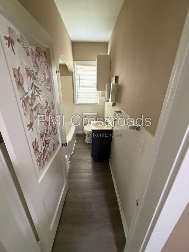 Photo - 932 Roslyn Ave SW