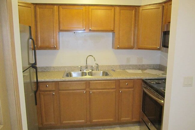 Photo - COLONIAL GARDENS APARTMENTS