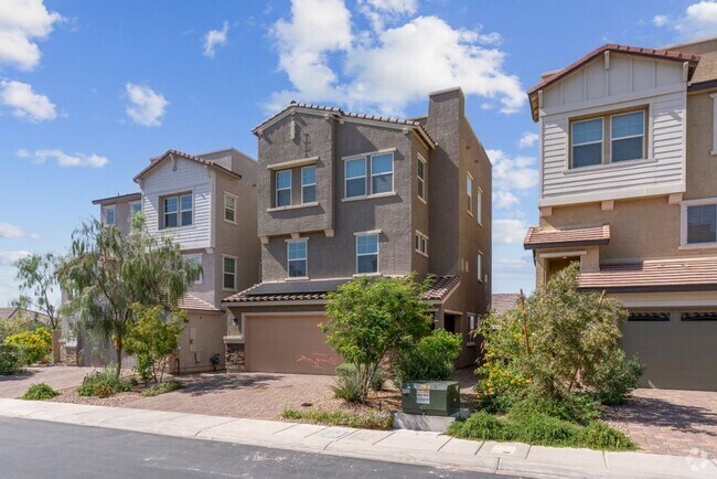 Building Photo - Spacious Three Story 3 Bed 3.5 Bath Smarth... Rental