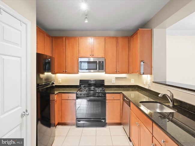 Kitchen - 4860 Eisenhower Ave Unit 292