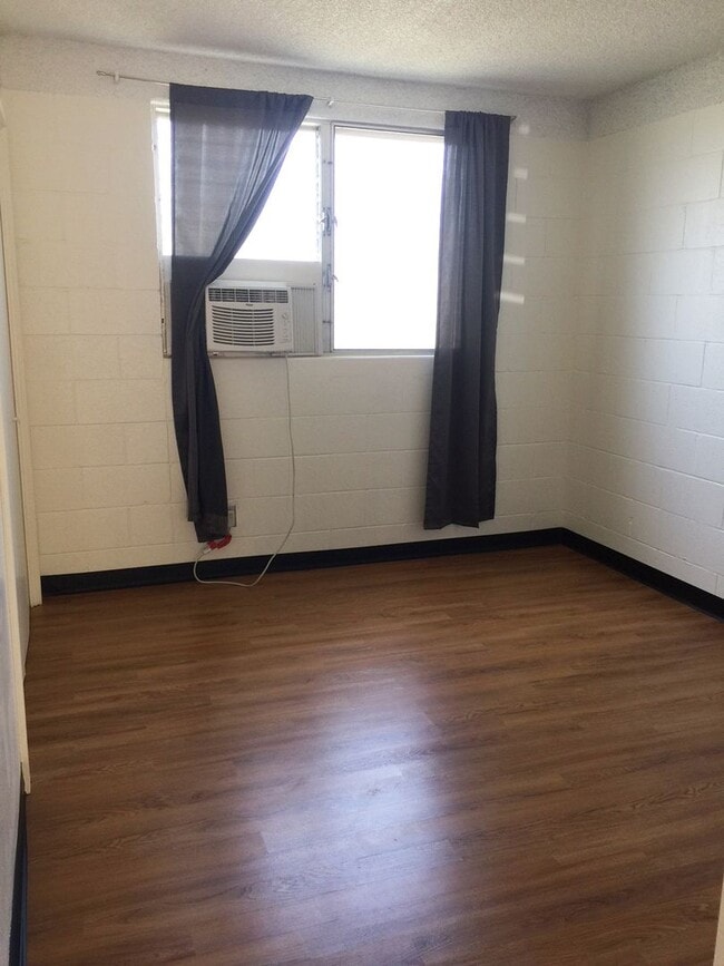 Photo - 1325 N School St