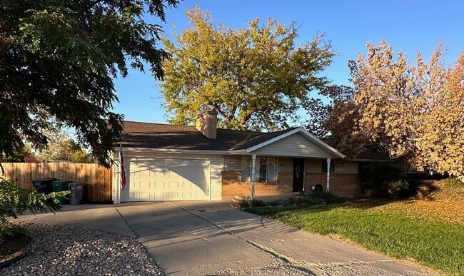 Building Photo - Sandy 4 bd 3 bath Single Family Stunner!