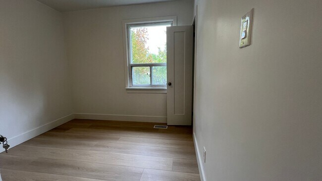 Photo - 979 Danforth Rd