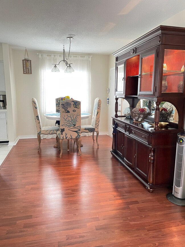 Dining Room - 6965 Avenue des Palais Unit 2A