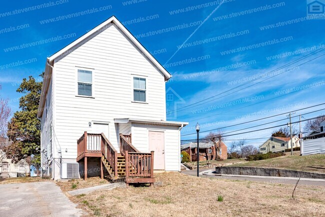 Building Photo - 800 Knoxville College Dr