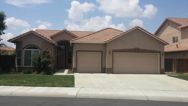 4 Bedroom 2 Bath Home on Lemoore Golf Course - 4 Bedroom 2 Bath Home on Lemoore Golf Course