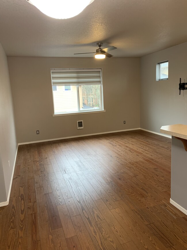 Sala de estar - 1661 NE Market Dr Unidad Fairview 4-plex