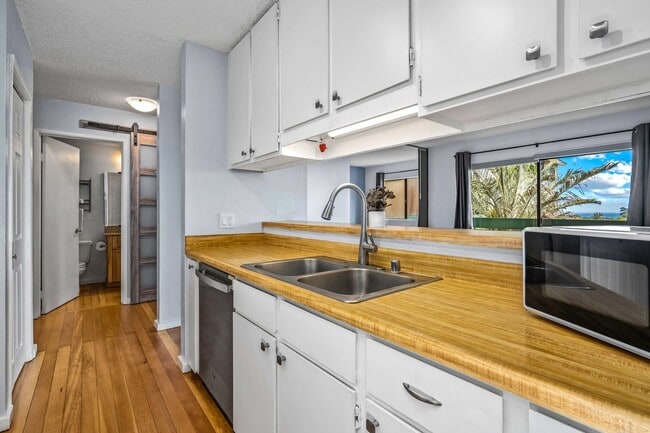 Building Photo - Beautifully Renovated 1 Bedroom/1 Bath Iao... Rental