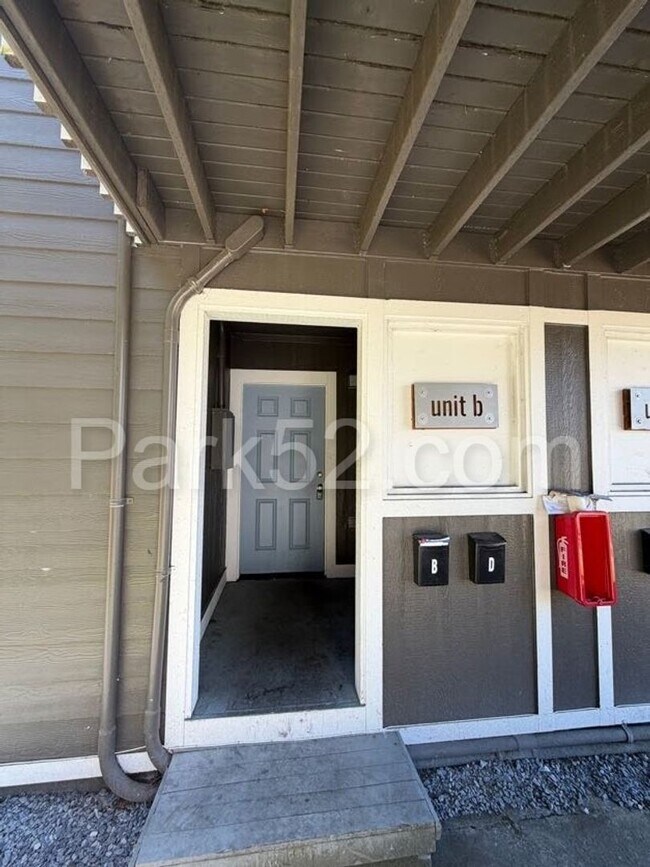 Photo - 1 Bed 1 Bath Tacoma Apartment - Small Pet Friendly Unit 5231-B