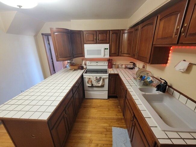 Photo - AVAILABLE JULY - 2 BED 1 BATH Unit #2
