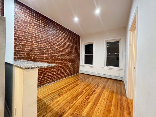 938 West Side Ave 1 - 945 W Side Ave Unit 1